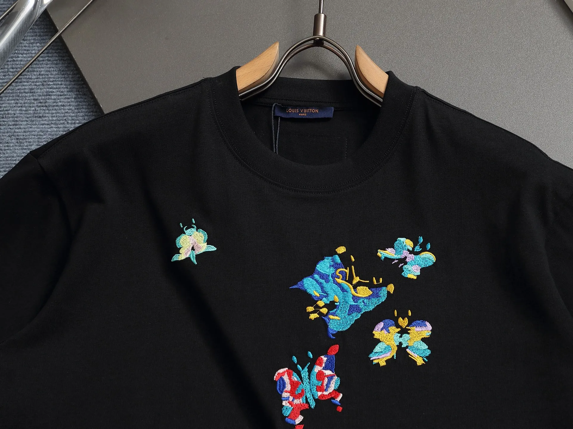 🅿️170 1v new autumn and winter butterfly pattern round neck short sleeves. This sweatshirt is made of densely woven suede cotton. Relying on brilliant colors and complex stitching, it is embroidered with butterfly patterns on the front and back, blooming with a kaleidoscope of dreamy scenery and delicate textures. Awesome fit, same style for men and women 𝙨𝙞𝙯𝙚: xs s m l